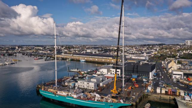 La société française Towt achève la construction d’Anemos, un navire de 80 mètres de long, dans le port de Concarneau.