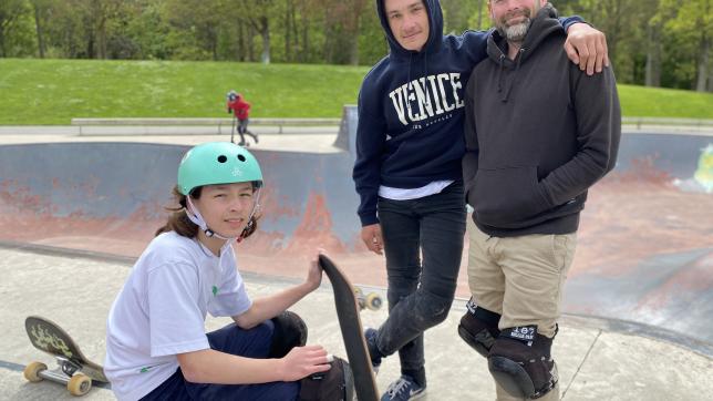 Kaï Léger (assis) et son père Mikaël (à droite), militent pour que des améliorations soient apportées au skatepark. Benjamin, pratiquant de BMX, partage leur souhait d’avoir un site éclairé. D’autant qu’il n’a pas les moyens d’aller s’entraîner ailleurs.