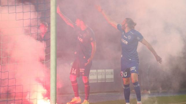 Renaud Ripart et Simon Elisor ont tenté de calmer la colère des supporters ce vendredi soir face à Valenciennes. Avant que certains joueurs surprennent tout le monde en renvoyant les fumigènes dans la tribune.