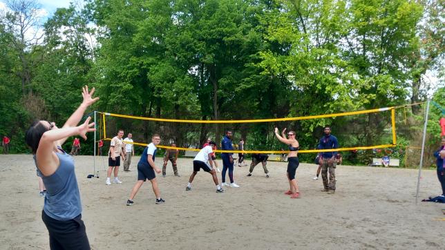 Les militaires de l’armée de Terre et les lycéens se sont affrontés au cours de plusieurs matchs de beach-volley.