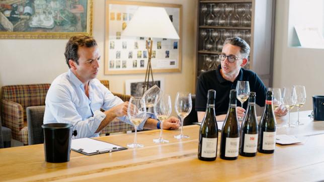 Jean Garandeau, directeur, et Yann Le Gall, responsable des vins, veillent à préserver le style Jacquesson.