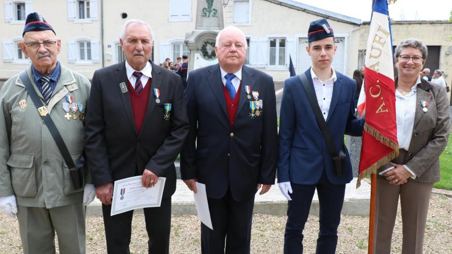 Un Porte drapeau Et Trois Anciens Combattants Honor s Margut