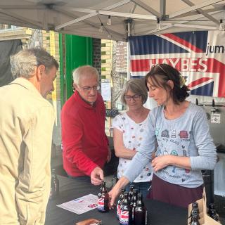 Le festival a été aussi l’occasion de mettre la bière du jumelage Haybes/Poynton à l’honneur.