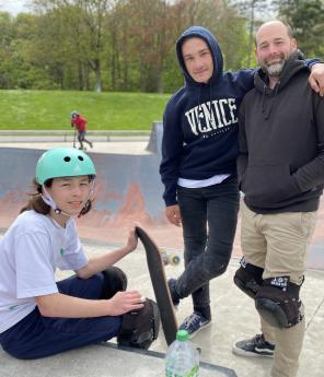 Kaï Léger (assis) et son père Mikaël (à droite), militent pour que des améliorations soient apportées au skatepark. Benjamin, pratiquant de BMX, partage leur souhait d’avoir un site éclairé. D’autant qu’il n’a pas les moyens d’aller s’entraîner ailleurs.
