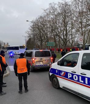 12 f&eacute;vrier 2023, fin du derby, d&eacute;part de l&rsquo;autocar des supporters troyens&nbsp;: ils sont huit de moins qu&rsquo;&agrave; l&rsquo;aller pour cause de garde &agrave; vue au commissariat.
