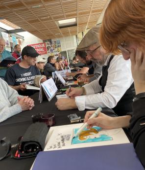 Le festival de BD d’Hautvillers, organisé par l’association BD Bulles, attire chaque année 1 500 à 2 000 personnes, dont certaines prêtes à attendre longtemps pour une dédicace.