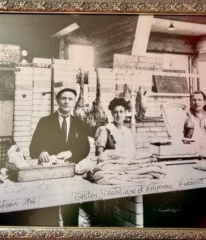 En 1946, Raymond et Christiane Audinot (&agrave; droite) occupent la case n&deg;77 aux halles du Boulingrin. Gaston, le p&egrave;re de Raymond, retrait&eacute; cheminot, vient souvent donner un coup de main &agrave; la caisse.