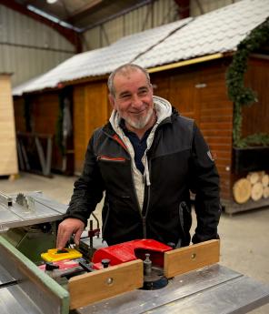 Avant Pascal, c&rsquo;est un menuisier des Ardennes qui r&eacute;alisait les restaurations. Cela imposait de d&eacute;placer les chalets.