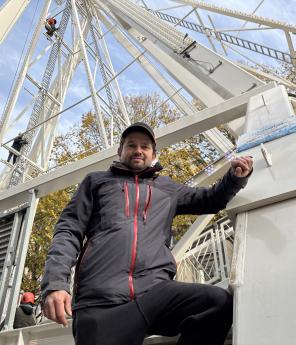 Avec Jeff Villette, ils sont six mobilis&eacute;s pour construire la grande roue qui tr&ocirc;nera place d&rsquo;Erlon jusqu&rsquo;au 11 janvier 2026. La soci&eacute;t&eacute; en d&eacute;tient cinq autres comme celle-l&agrave;, qui tournent partout en France.