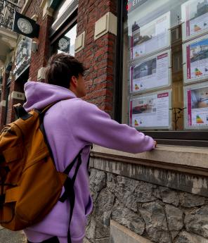 Les &eacute;tudiants, les apprentis et les jeunes actifs sont particuli&egrave;rement touch&eacute;s par la p&eacute;nurie de locations.