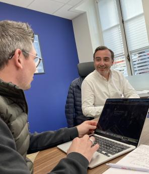 Les taux de cr&eacute;dit immobilier s&rsquo;&eacute;tablissent en moyenne &agrave; 3,25 % en f&eacute;vrier 2026. Ici, un rendez-vous client entre le courtier Mathieu Gigot d&rsquo;AFR Financement &agrave; Charleville-M&eacute;zi&egrave;res le 19 mars 2026.