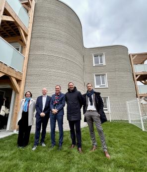 De gauche &agrave; droite&nbsp;: H&eacute;l&egrave;ne Lombois Burger (Holcim), Fabian Meyer-Broetz (Peri 3D), J&eacute;r&ocirc;me Florentin (Plurial Novilia), Johnny Huat (Plurial Novilia) et Nicolas Bouillard (Agence DB), devant l&rsquo;immeuble ViliaSprint2.
