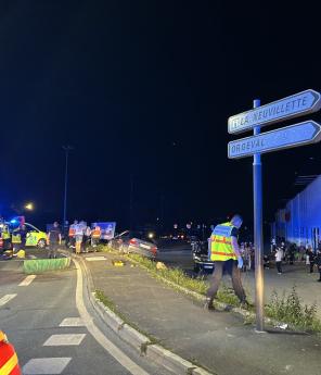 Les secours ont organis&eacute; un poste m&eacute;dical d&rsquo;urgence dans la salle du restaurant devant lequel s&rsquo;est produit l&rsquo;accident.