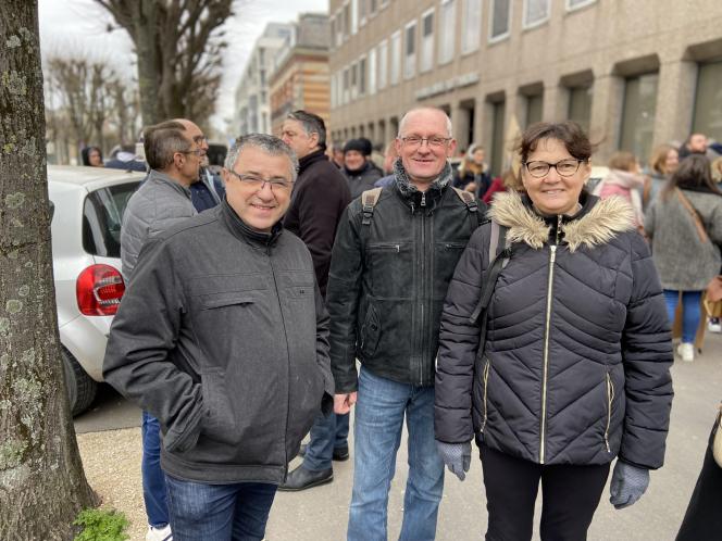 Philippe (à gauche) et Sylvie Maisonneuve et Fabrice Sabatier (au centre) sont inquiets pour leur futur retraite.