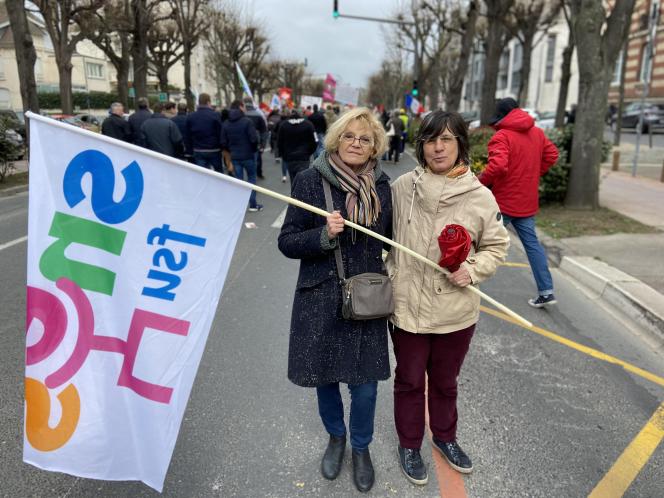 Marie Cornu (à gauche) et Annie Becret, professeurs en lycée déplorent la dégradation de leurs conditions de travail, le manque de considération et la baisse de leur rémunération.