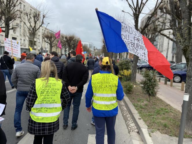 Un binôme de gilets jaunes avait inscrit leurs revendications sur le tissu fluo de leur vêtement.