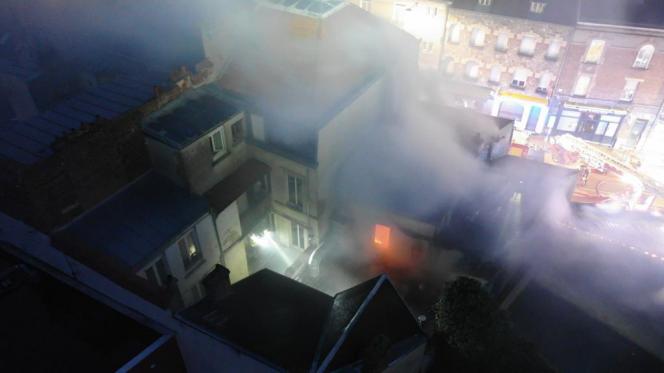 La violence de l’incendie et les épaisses fumées ont nécessité d’évacuer 26 personnes dans les immeubles voisins.