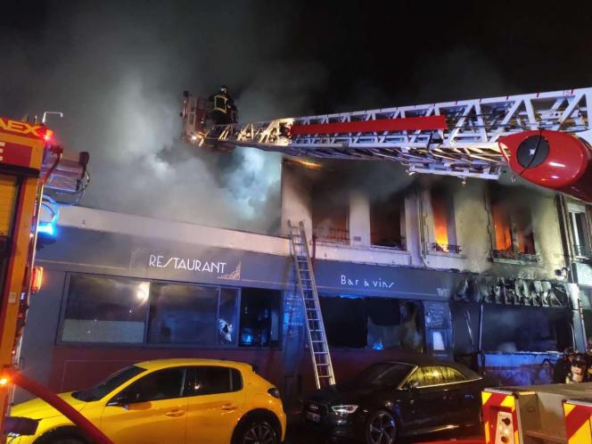 L’incendie a détruit le restaurant et l’habitation des exploitants située au-dessus (un étage avec combles), absents la nuit du sinistre.