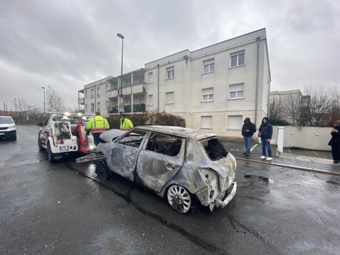 La voiture incendiée a été évacuée ce dimanche matin, mais il restait encore beaucoup à faire dans l’immeuble.