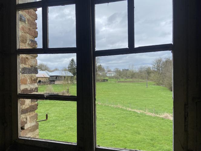 La vue depuis les fenêtres malmenées du château promet de beaux instants au vert, sur 3 hectares de terrain.