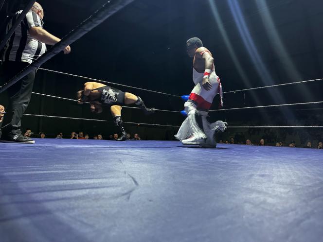 Le combat à deux contre deux a régalé le public. Prince Zelfy (habillé en Elvis) a gagné sur le ring et à l’applaudimètre.