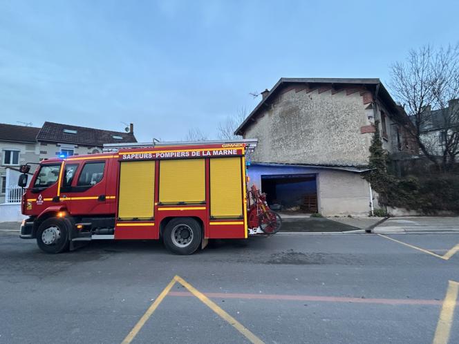 Le garage de la maison abandonnée était fracturé.