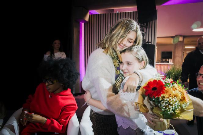 Cette petite fille a eu la chance de pouvoir donner en main propre un bouquet de fleurs &agrave; Marine, avec en prime un long c&acirc;lin et une photo&nbsp;!