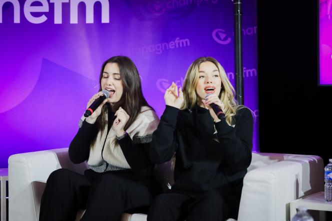 Maureen et Emma font partie des neuf &eacute;l&egrave;ves qui partiront en tourn&eacute;e dans toute la France.