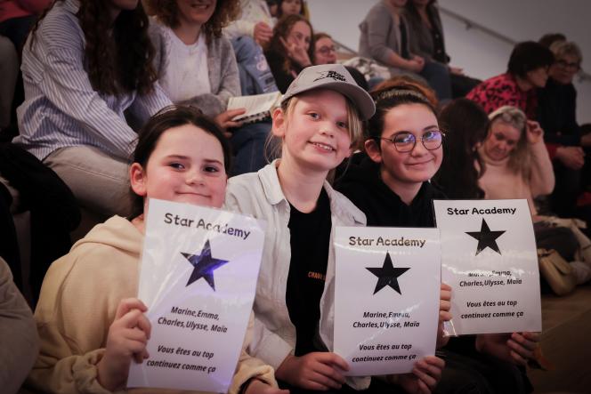 Petits et grands sont venus nombreux avec des pancartes pour montrer leur soutien &agrave; leurs chanteurs favoris.