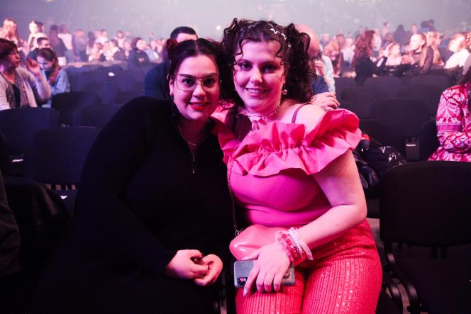 Certains sont venus de loin. Alissa a fait le trajet depuis le Luxembourg, Florine de Salon dans l’Aube. Elles viennent tout juste de se rencontrer mais sont déjà très amies, réunies par la Star Academy