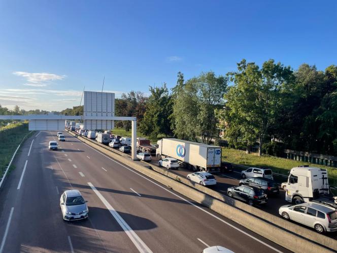 La file de v&eacute;hicules semblait ininterrompue depuis le pont &agrave; c&ocirc;t&eacute; du Centre des congr&egrave;s.