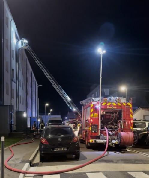 Les pompiers ont découvert la victime dans l’appartement qui a pris feu.