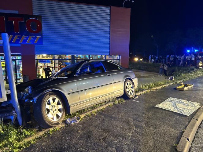 La voiture a fauch&eacute; plusieurs personnes avant de finir sa course contre un panneau publicitaire.